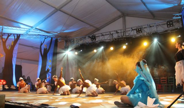La Asociación de Baile Riá Pitá ofreció el espectáculo 'Danzarina, el hada de los bailes' en la Caseta Municipal