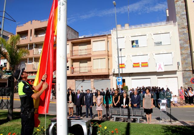Puerto Lumbreras se suma al acto homenaje de la bandera de España con motivo del Día de la Hispanidad 2015