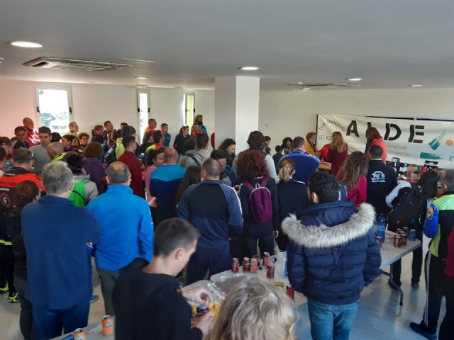 Más de 200 personas participan en la carrera solidaria IX Subida a la Sima 'Cabezo de la Jara'