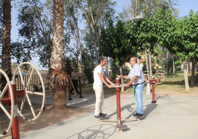 El Ayuntamiento instala una zona de juegos biosaludables en el parque público Augusto Vels