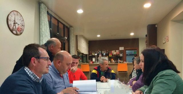 El PSOE y la Asociación de Vecinos del Esparragal analizan el trazado del AVE