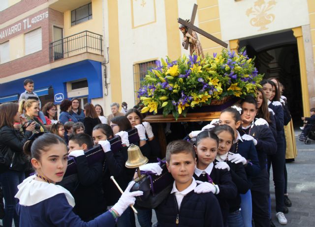 Los niños acompañan al Nazareno en la procesión infantil