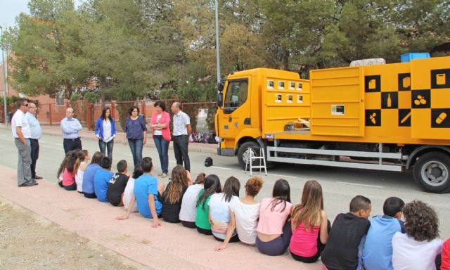 Más de 600 estudiantes lumbrerenses conocen el funcionamiento del Ecoparque Móvil para fomentar el reciclaje y la gestión de residuos