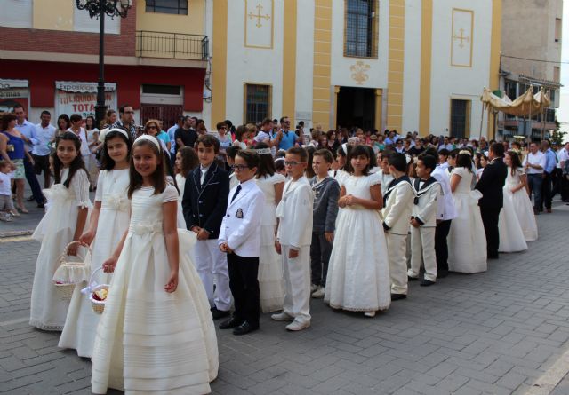 Los niños y niñas lumbrerenses que hicieron su Primera Comunión celebran la procesión del Corpus 2014