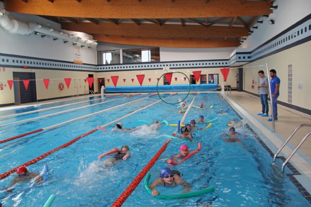Los cuatro colegios de Puerto Lumbreras se unen al programa de natación escolar para mejorar las habilidades acuáticas de los escolares