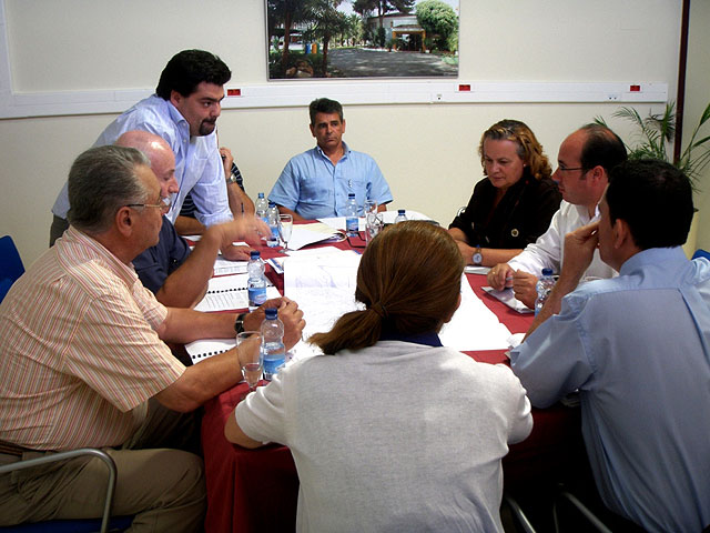 La directora general de Infraestructuras Turísticas, Marina García (3d) y el alcalde de Puerto Lumbreras, Pedro Antonio Sánchez (2d), durante la reunión para la comisión de seguimiento del ‘Plan de Dinamización Turística Medina Nogalte’ de Puerto Lumbreras