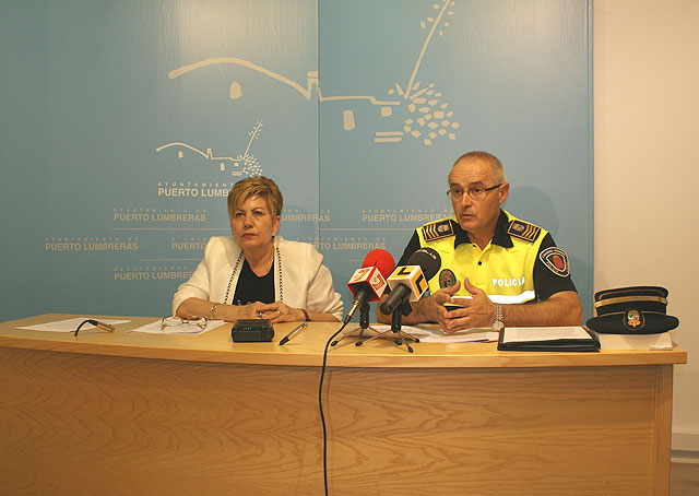La concejala de Seguridad Ciudadana, Dolores Arenas, junto al Sargento de la Policía Local, Andrés Lledó en rueda de prensa