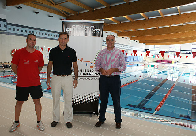 Junto al concejal de Juventud y Deportes, Mariano Carrasco (der), también han asistido a la presentación del programa de actividades el gerente del Complejo Deportivo Municipal, Juan Gabarrón, y el coordinador de monitores de actividades deportivas, Antonio Hueso