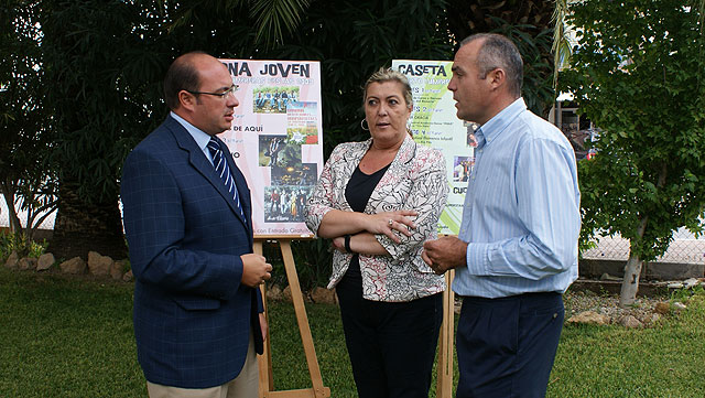 El Alcalde de Puerto Lumbreras, Pedro Antonio Sánchez, junto a la concejala de Cultura y Festejos, Isabel García, y el concejal de Juventud, Mariano Carrasco, ha presentado esta mañana los conciertos y actuaciones con los que contarán las Fiestas Patronales de Puerto Lumbreras que se celebrarán entre el 1 y el 7 de octubre