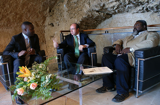 El Alcalde, Pedro Antonio Sánchez, en su reunuón celebrada en Italia junto a representantes de ciudades de la ribera sur mediterránea que participarán en el Festival