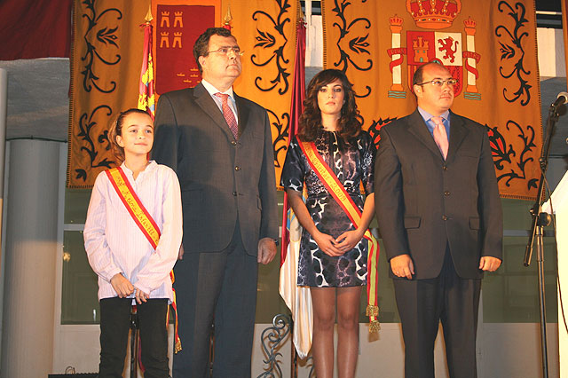 El consejero de Obras Públicas y Ordenación del Territorio, José Ballesta, y el alcalde de Puerto Lumbreras, Pedro Antonio Sánchez, junto a las reinas infantil y juvenil del municipio de este año