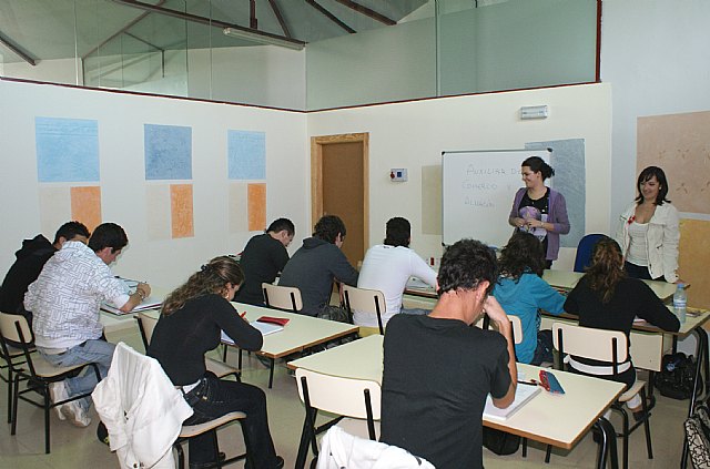  Los alumnos en el Programa de Cualificación Profesional Inicial (PCPI), que se ha puesto en marcha con el objetivo de potenciar su inserción sociolaboral y el desarrollo de las competencias básicas para continuar estudios en las diferentes enseñanza