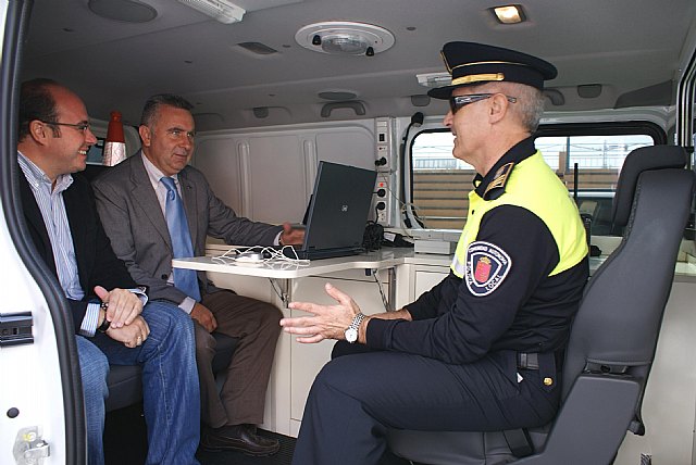 El director general de Administración Local, Relaciones Institucionales y Acción Exterior, Juan Antonio Morales, el alcalde de Puerto Lumbreras, Pedro Antonio Sánchez, y el sargentó Andrés Lledó, en el nuevo furgón de atestados para la Policía Local del municipio.