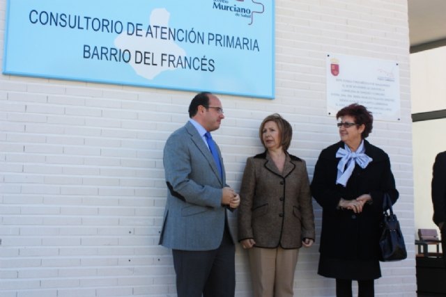 La consejera de Sanidad y Consumo, María Ángeles Palacios, acompañada por el alcalde, Pedro Antonio Sánchez, y por la concejal de Sanidad de Puerto Lumbreras, Matilde Gloria García, junto a la placa del nuevo centro de Salud del Barrio del Francés