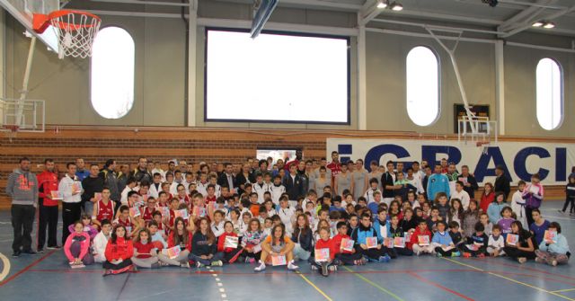 Puerto Lumbreras presenta su  Calendario Deportivo 2014 con una exhibición de los jugadores del equipo de baloncesto UCAM Murcia