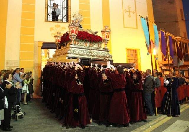 La Virgen de Los Dolores mostró su esplendor durante la Procesión del Dolor y del Santo Entierro 2014