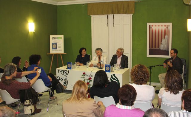 La poeta y escritora lumbrerense Carmen Martínez presenta su nuevo libro 'Versando la Vida'