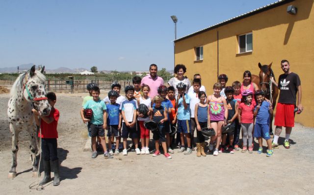 Más de 40 niños y niñas aprenden a cuidar y montar a caballo a través del I Campus de Actividades al Aire Libre que se celebra en Puerto Lumbreras