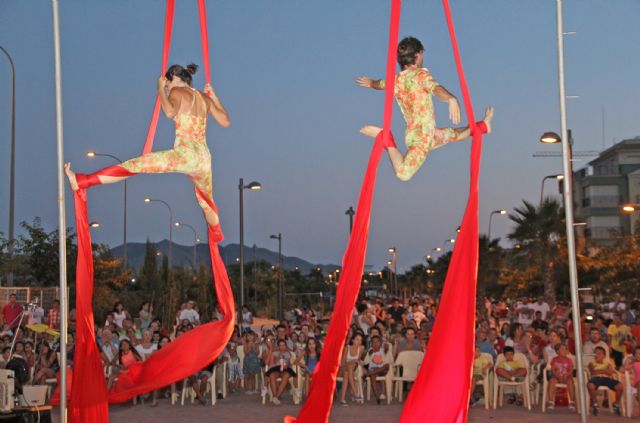 Teatro de calle con malabares, acrobacias y humor en Puerto Lumbreras