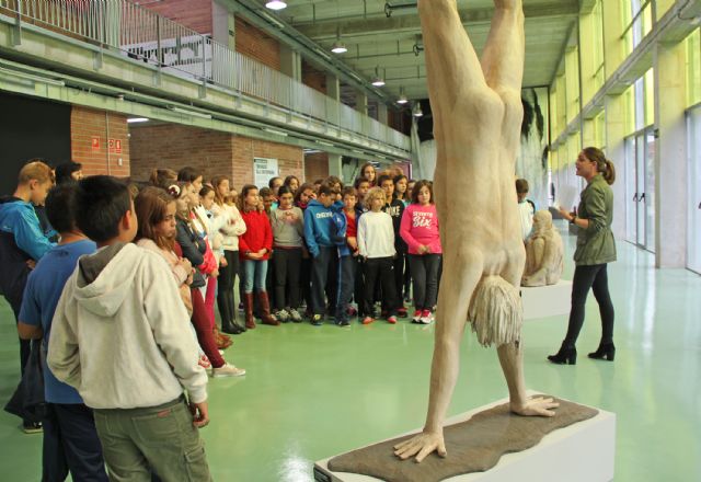 600 escolares visitan la exposición 'Itinerancias: Talla Contemporánea' en la Sala de Exposiciones del Complejo Cultural Auditorio de Puerto Lumbreras