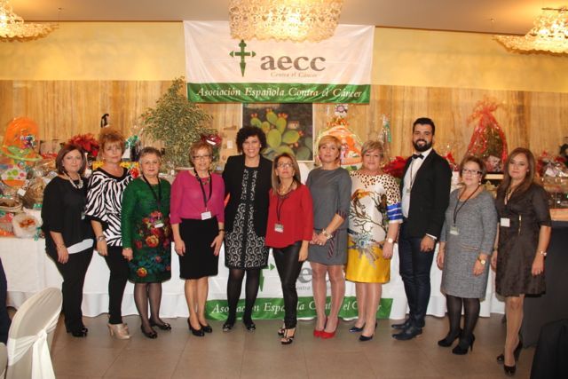 Multitudinaria cena benéfica de la Asociación Contra el Cáncer en Puerto Lumbreras