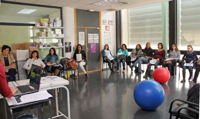 Las mujeres embarazadas de Puerto Lumbreras reciben clases de Educación Vial