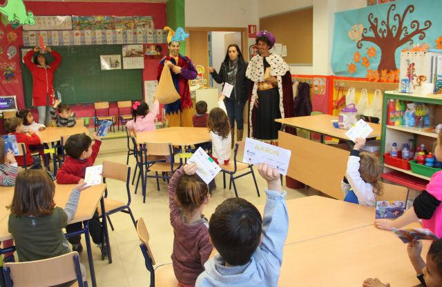 El Cartero Real visita los colegios públicos de Puerto Lumbreras para recoger las cartas de los escolares