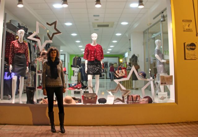 Bambú Moda, Óptica Lumbreras y Farmacia Francisca Martínez son premiados en el Concurso de Escaparates Navideños 2015