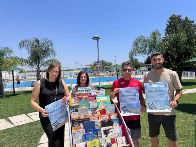 El Ayuntamiento de Puerto Lumbreras pone en marcha el servicio de 'Bibliopiscina' durante los meses de julio y agosto en las piscinas de verano