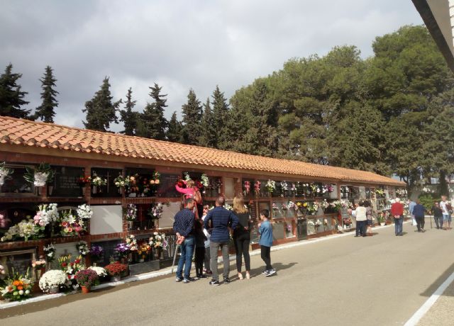 Miles de lumbrerenses acuden al cementerio en la festividad de Todos los Santos 2017