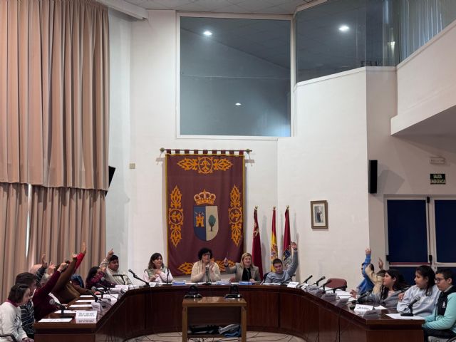 Los niños y niñas de Puerto Lumbreras se convierten en concejales por un día para conmemorar el Día de la Constitución