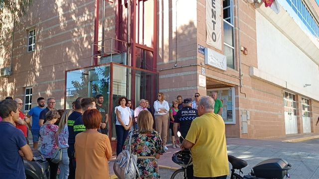 El Ayuntamiento de Puerto Lumbreras lleva a cabo un minuto de silencio como muestra de duelo por los fallecidos en los incendios acontecidos en una zona de ocio de Murcia
