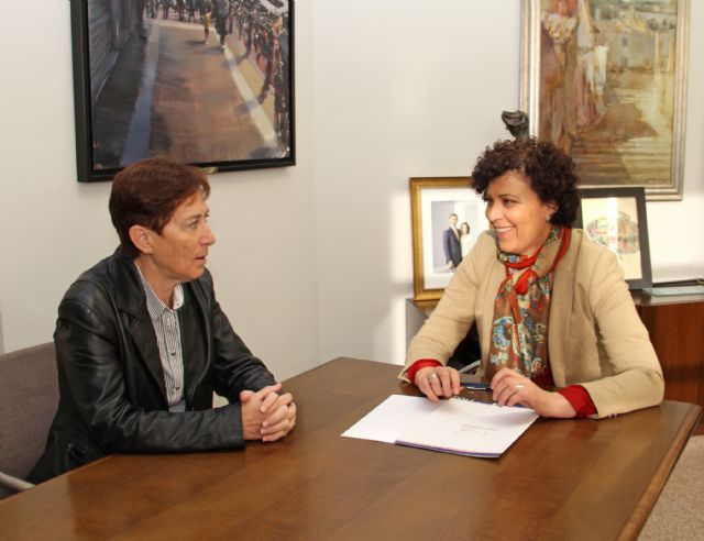 La alcaldesa de Puerto Lumbreras recibe a la nueva directora gerente del Hospital Rafael Méndez
