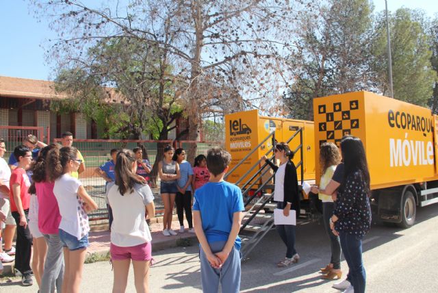 Jóvenes lumbrerenses conocen el funcionamiento del Ecoparque Móvil y aprenden a reciclar correctamente