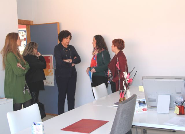 La directora general de Mujer visita el Punto de Atención Especializada a Víctimas de Violencia de Género de Puerto Lumbreras