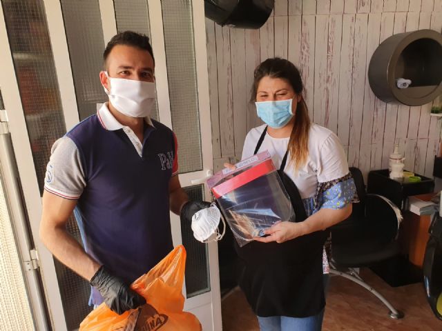 El Ayuntamiento de Puerto Lumbreras comienza a repartir pantallas de autoprotección a peluquerías y centros de estética que reinician su actividad