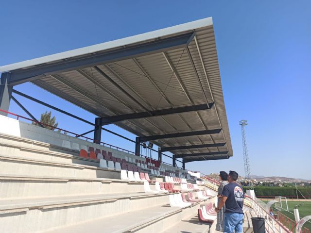 Terminan los trabajos de cubrición del graderío del Campo de Fútbol Municipal en Puerto Lumbreras