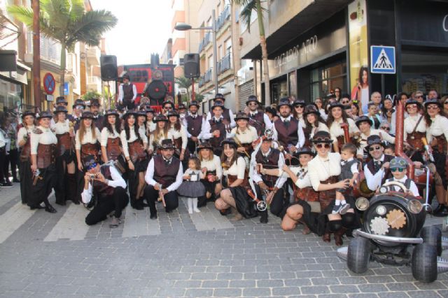 Puerto Lumbreras homenajea a su tradicional desfile de carrozas con una exposición fotográfica que recorre la historia de este emblemático evento
