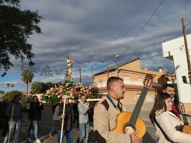La Virgen de la Purísima del Esparragal recorre las calles de la pedanía acompañada por la Cuadrilla y cientos de vecinos