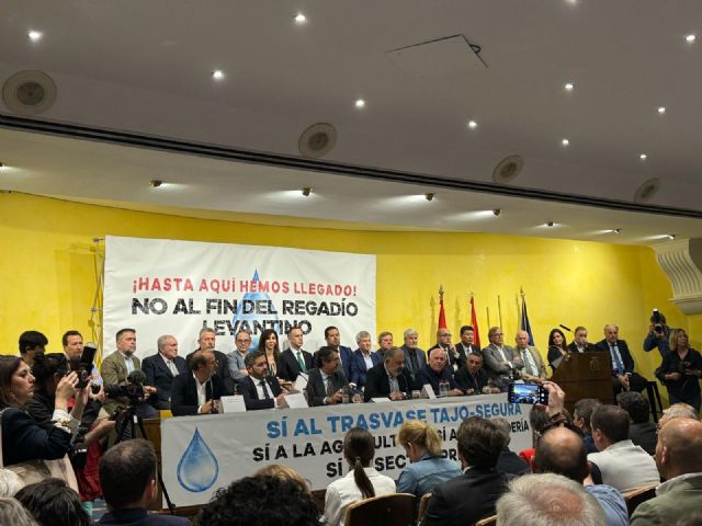 La alcaldesa de Puerto Lumbreras asiste a la concentración en contra de la propuesta de recorte del trasvase Tajo-Segura