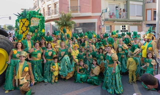 Las piñas del grupo ‘Sabor Tropical’ ganan el Desfile de Carrozas 2025 de Puerto Lumbreras