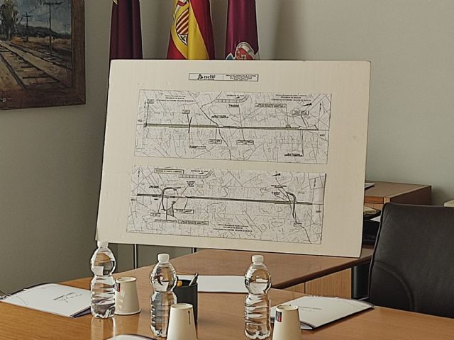 La alcaldesa, concejales del equipo de Gobierno y técnicos municipales mantienen una reunión con responsables de ADIF sobre la ejecución de las obras del AVE
