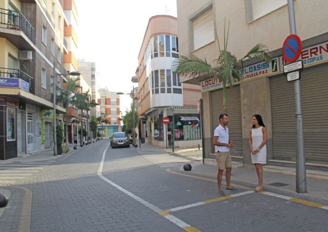 El Ayuntamiento instala señales de tráfico de estacionamiento con horario limitado en zonas comerciales para fomentar la rotación de vehículos