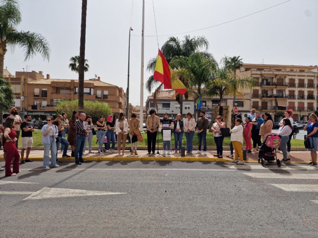 Puerto Lumbreras conmemora el Día Internacional del Pueblo Gitano con el izado de la bandera del colectivo y la lectura de un manifiesto