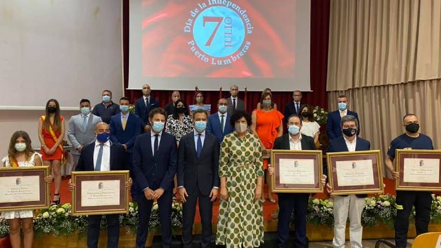 El Ayuntamiento de Puerto Lumbreras homenajeó a niños, sanitarios, empresarios, rastreadores y Banco de Alimentos en el día de la Independencia, por su contribución en la superación de la pandemia