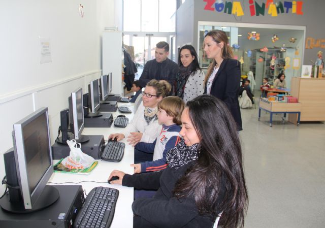Renuevan los equipos informáticos del Aula de Nuevas Tecnologías de la pedanía lumbrerense de La Estación-Esparragal