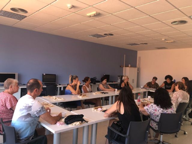 La alcaldesa se reúne con la Asociación de Mujeres del Centro de la Mujer
