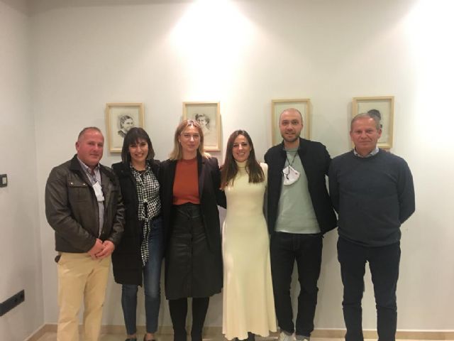 El PSOE de Puerto Lumbreras organiza una exposición de retratos sobre grandes mujeres lumbrerenses