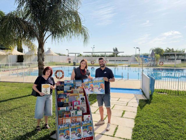 El servicio de 'Bibliopiscina' seguirá en marcha todo el mes de agosto para fomentar la lectura en las piscinas de verano de Puerto Lumbreras