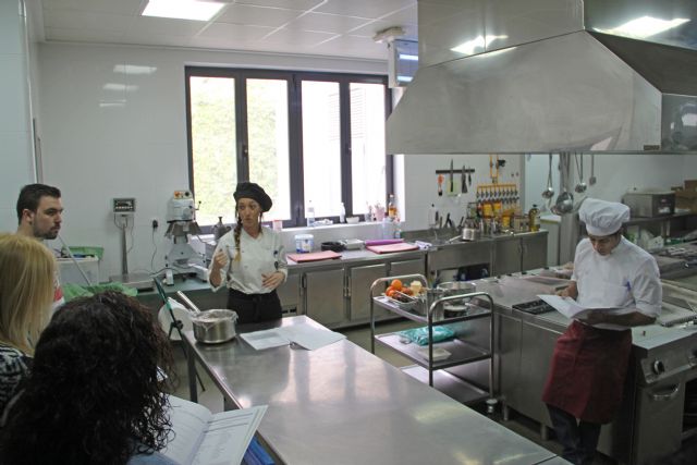 El Centro de Cualificación Turística ofrece un taller de tapas creativas en Puerto Lumbreras